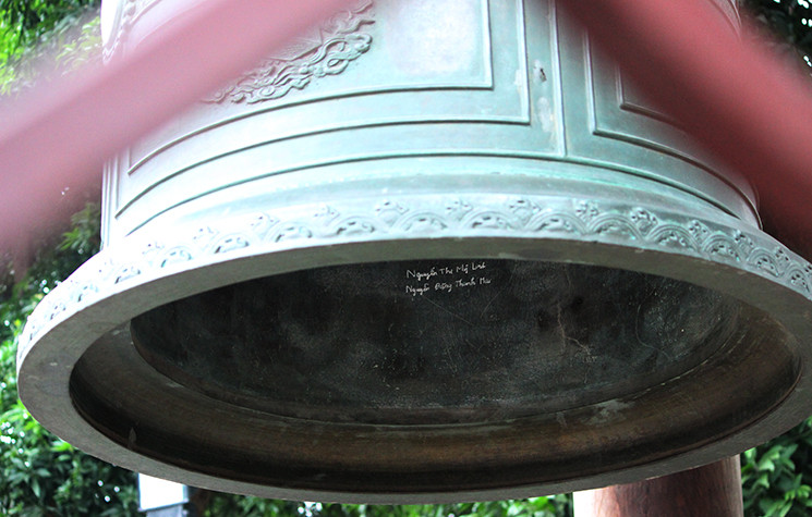 Chuông được treo trang trọng tại lầu chuông trong khuôn viên khu Nhà Thái Học, xưa là trường học, nay là nơi tôn kính các danh nhân đất nước - tôn vinh truyền thống văn hóa giáo dục của Việt Nam. Tuy nhiên, chuông Nhà Thái Học thời gian qua bị người tham quan, đặc biệt là giới trẻ thi nhau viết vào bên trong.