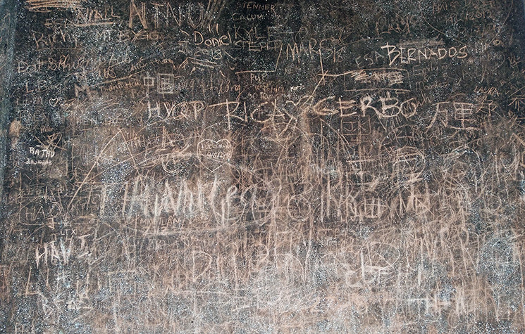 Nét vẽ cả mới lẫn cũ đè lên nhau nham nhở ở Kỳ đài Hà Nội.