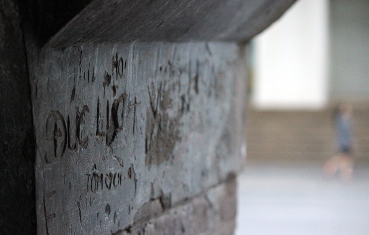 Thậm chí một số người còn sử dụng vật sắc, nhọn để khắc tên làm hư hỏng di tích.