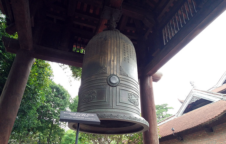 Chia sẻ với báo chí, ông Lê Xuân Kiêu - Giám đốc Trung tâm Văn hóa Khoa học Văn Miếu - Quốc Tử Giám cho biết, việc vẽ, viết bậy lên di tích là vấn nạn xảy ra từ lâu, trở thành thói quen xấu xí của nhiều người trẻ và khiến di tích xuống cấp. Tuy nhiên việc phát hiện, xử lý các hành vi vi phạm rất khó khăn, bởi lực lượng thanh, kiểm tra còn mỏng. Khi trích xuất camera rất khó xác định danh tính du khách vẽ bậy lên di tích...