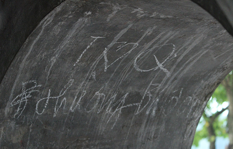 Nét vẽ lớn, nguệch ngoạc làm bẩn Tháp Hòa Phong.