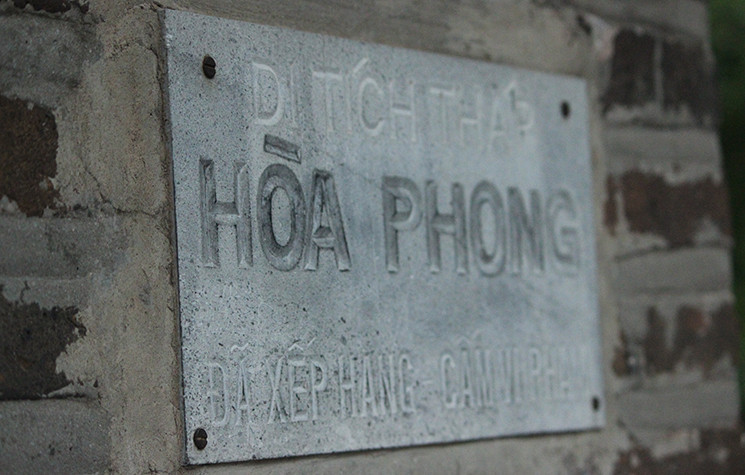 Di tích Tháp Hòa Phong cũng đang "khóc" vì bị những người không có ý thức tô bẩn.