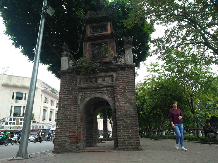 Tương tự, Tháp Hòa Phong, nằm trên phố Đinh Tiên Hoàng (quận Hoàn Kiếm, TP Hà Nội), là di tích duy nhất còn lại của ngôi chùa Báo Ân hay còn gọi là chùa Quan Thượng, được dựng từ đời Minh Mệnh nhưng nay cũng rơi vào tình trạng xấu xí do các nét vẽ..