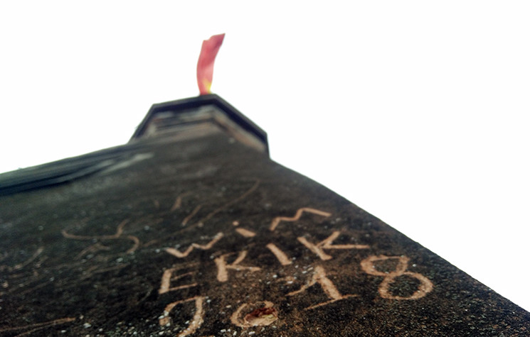 Tên nước ngoài mới được khắc lên.