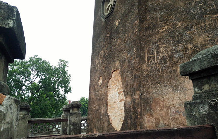 Mảng tường bị bao bọc bởi các nét vẽ loang lổ, chằng chịt.