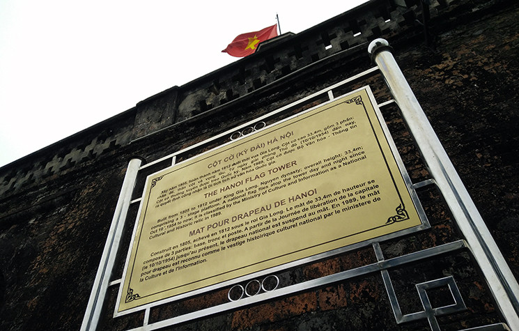 Kỳ đài Hà Nội đang bị rơi vào tình trạng bôi bẩn bất đắc dĩ.