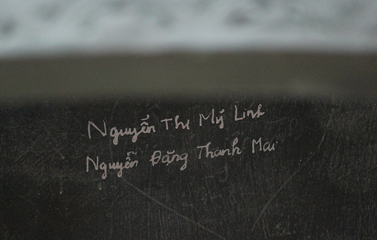 Dòng tên được viết bằng bút xóa vẫn in đậm bên trong tháp chuông.