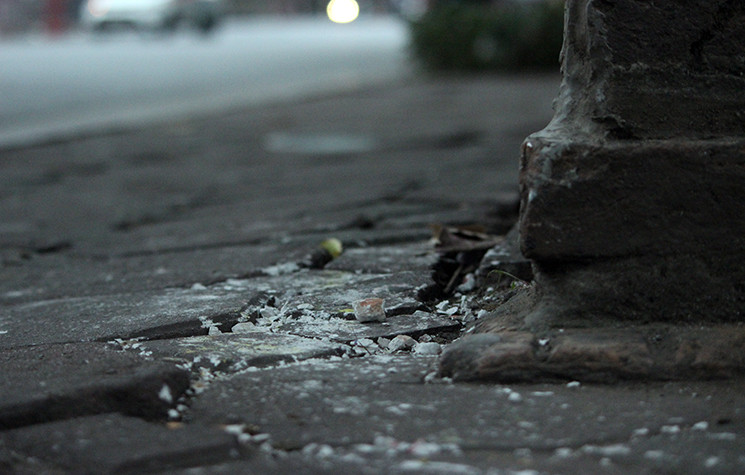 Đá màu mà nhiều người sử dụng để vẽ bậy vẫn còn rơi vương vãi dưới chân Tháp Hòa Phong.