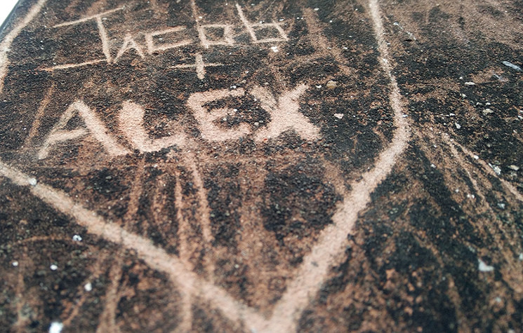 Những cái tên được cho là du khách nước ngoài khắc lên.