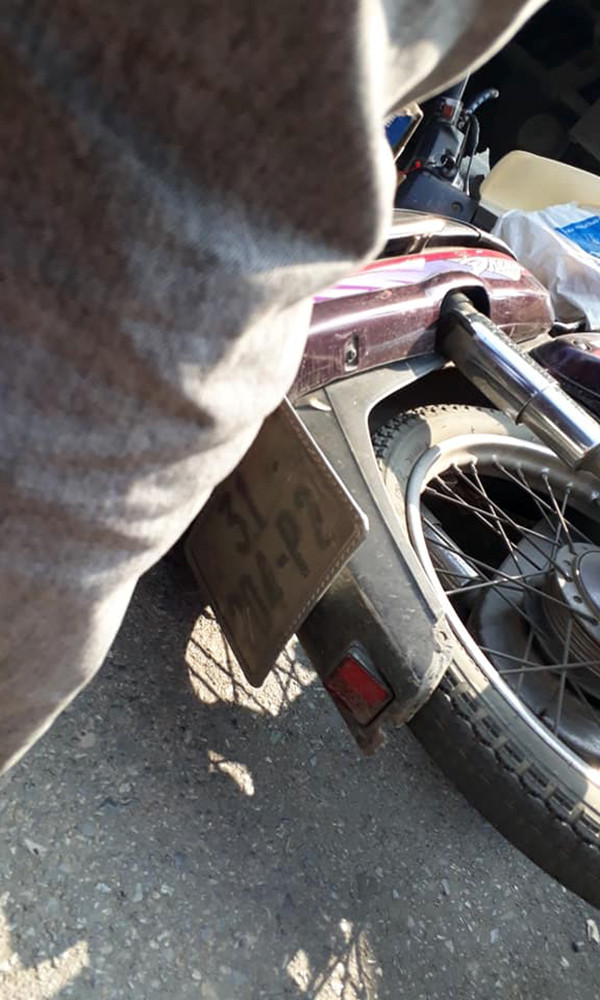 Xe tai can tu vong nam thanh nien di xe may-Hinh-2