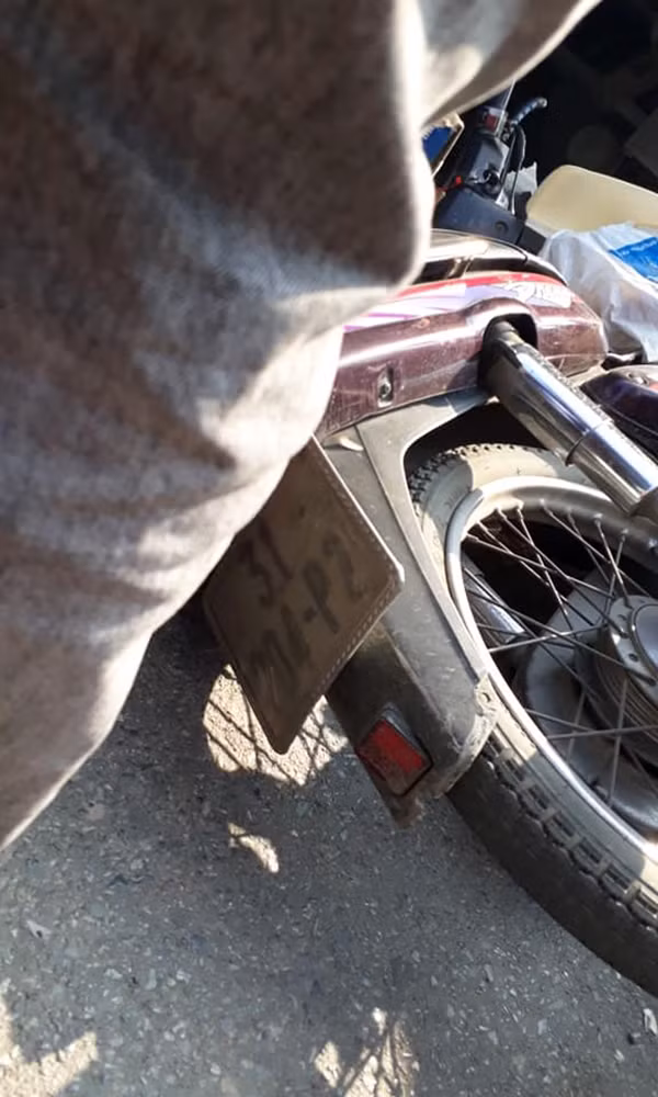 Xe tai can tu vong nam thanh nien di xe may-Hinh-2