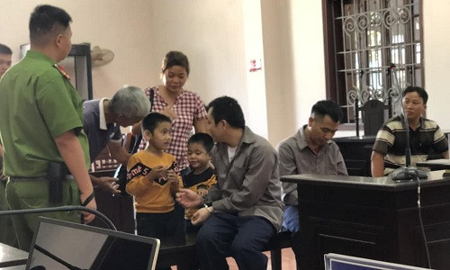 Vo lai xe container dam Innova noi gi viec Toa toi cao rut ho so