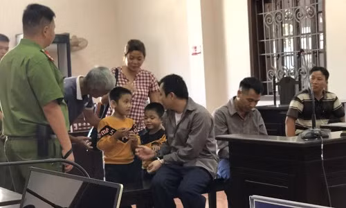 Vo lai xe container dam Innova noi gi viec Toa toi cao rut ho so