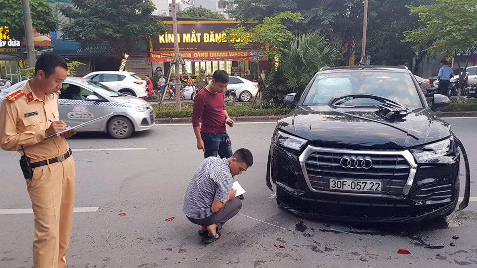 Audi Q5 gay tai nan kinh hoang tren duong Ha Noi-Hinh-2