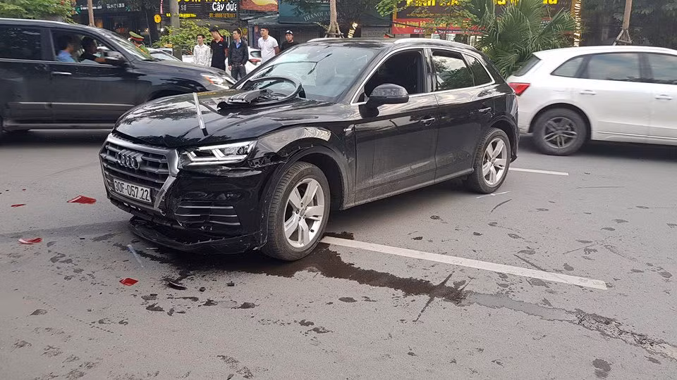 Audi Q5 gay tai nan kinh hoang tren duong Ha Noi