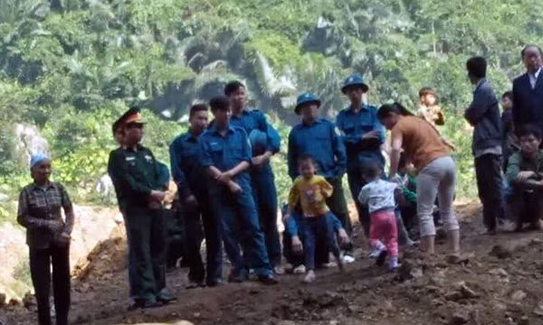 Hoa Binh: Trang dem giai cuu hai phu vang mac ket trong hang-Hinh-3