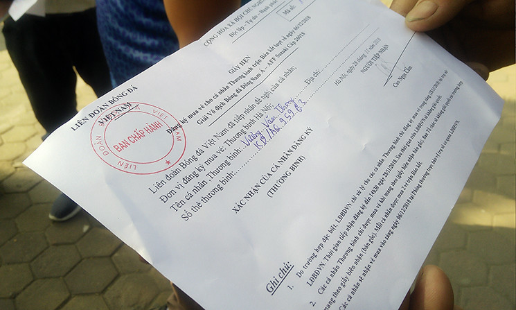 Một thương binh mang theo giấy đến trụ sở VFF để đòi mua vé.