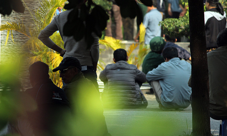 Một số người khi không vào được bên trong trụ sở VFF để đòi mua vé trận Việt Nam - Philippines họ ngồi la liệt khắp sân.