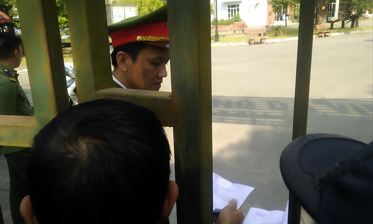 Bên cạnh một số cổ động viên, thì có hàng chục thương binh lái cả xe 3 gác đến quây trụ sở VFF đòi mua vé.