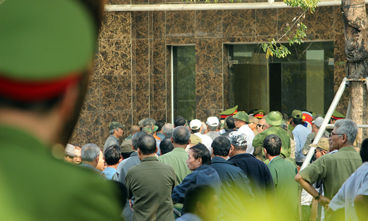 Cảnh sát được huy động dày đặc cả bên trong lẫn bên ngoài trụ sở VFF.