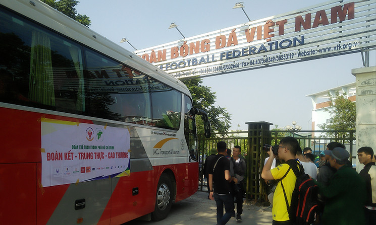 Để đảm bảo an ninh trật tự, phía VFF đã đề nghị Công an quận Nam Từ Liêm, Công an Hà Nội huy động lực lượng đến trụ sở để giải tán đám đông. Tuy nhiên những người kéo đến đây vẫn không chịu rời đi.