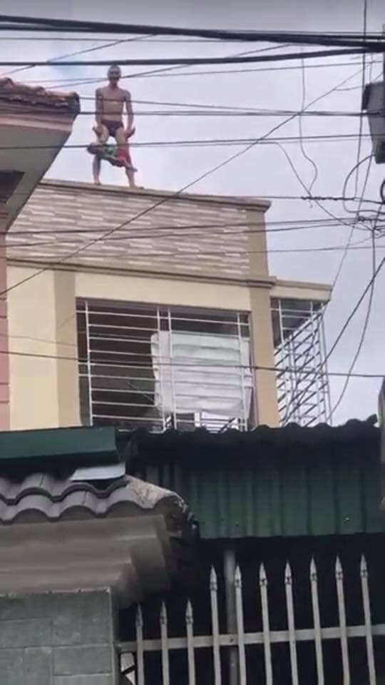 Ron nguoi ong bo ngao da nem con trai tu tang hai xuong dat