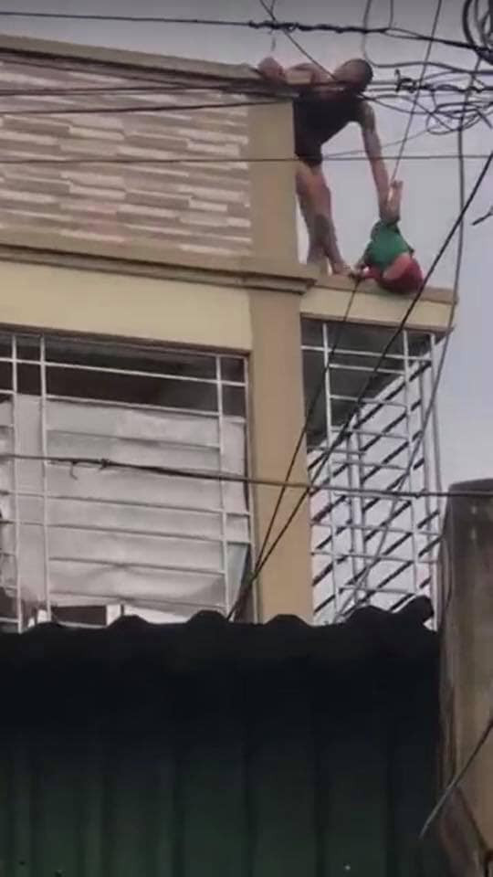 Ron nguoi ong bo ngao da nem con trai tu tang hai xuong dat-Hinh-2