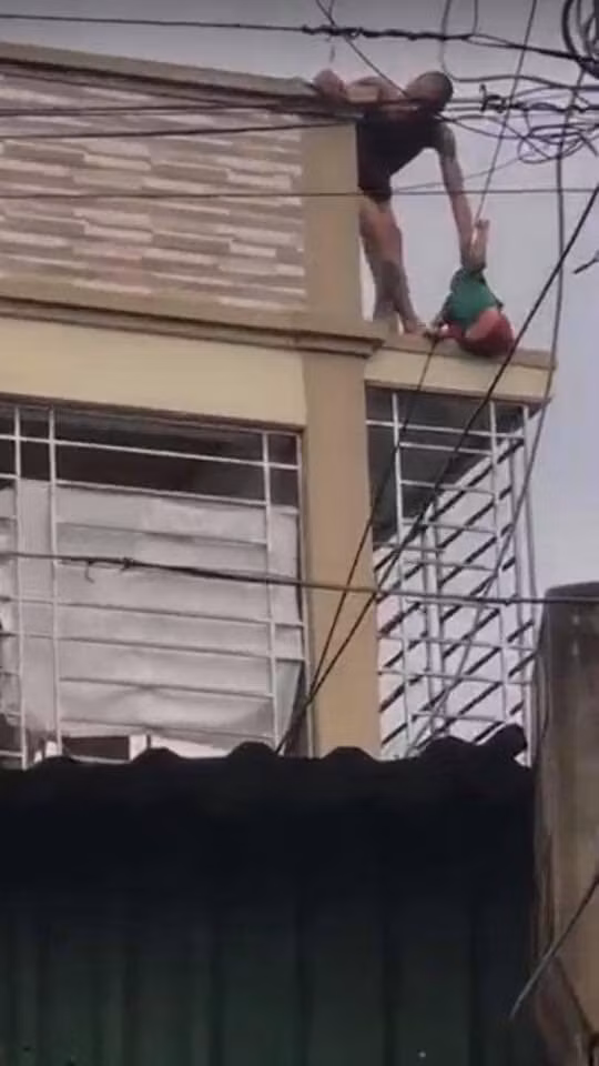 Ron nguoi ong bo ngao da nem con trai tu tang hai xuong dat-Hinh-2