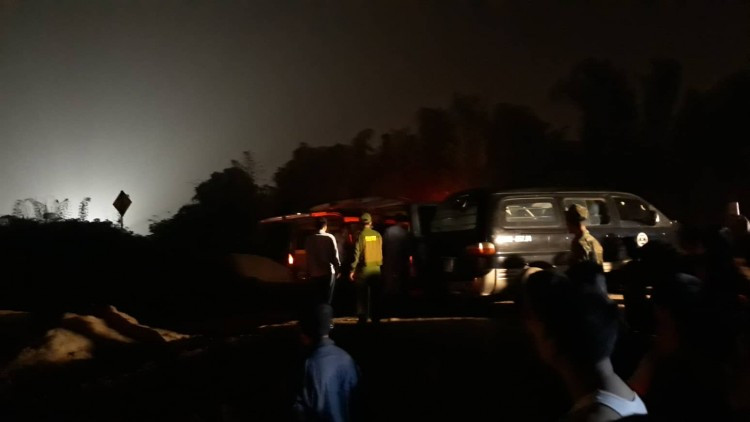 O to lao xuong song Hong: Hai thi the mac ket trong xe-Hinh-3