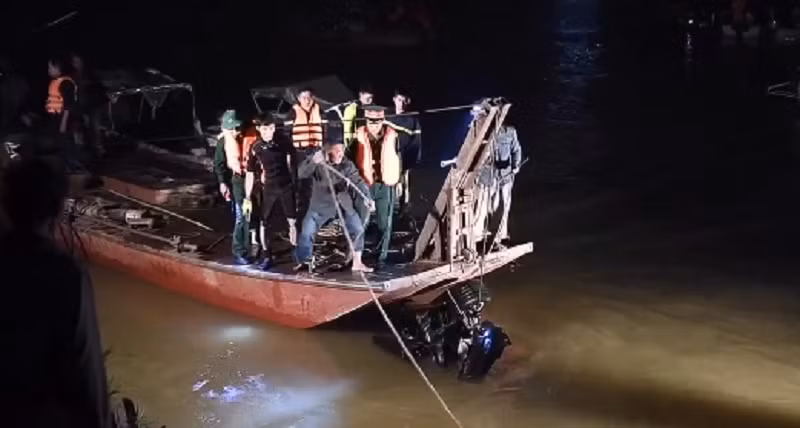 O to lao xuong song Hong: Hai thi the mac ket trong xe-Hinh-2