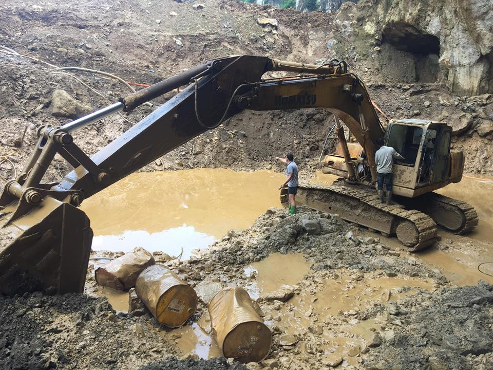 Máy xúc được huy động tham gia cứu hộ.