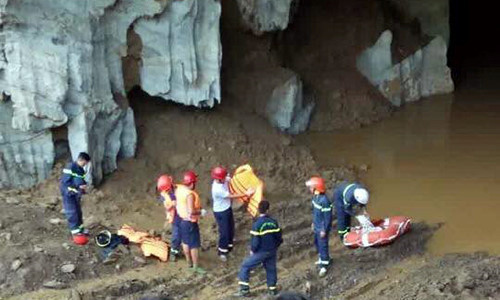 Hai phu vàng bị mắc kẹt từ khoảng 2h sáng ngày 4/11, sâu khoảng 100m bên trong. Danh tính cả hai được xác định là anh Trương Công Chánh (SN 1992, ngụ thôn Mỹ Đàm, xã Thành Minh, huyện Thạch Thành, tỉnh Thanh Hóa) và anh Bùi Văn Thú (SN 1990, ngụ thôn Đệt, xã Thanh Nông, huyện Lạc Thủy, tỉnh Hòa Bình). Bước đầu xác định, khi anh Chánh và Thú đang làm việc ở mỏ vàng trái phép trên thì bờ hồ nước ngoài cửa hang bị vỡ, bịt kín lối ra.