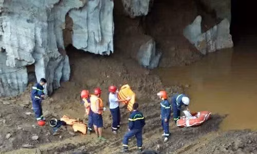 Hai phu vàng bị mắc kẹt từ khoảng 2h sáng ngày 4/11, sâu khoảng 100m bên trong. Danh tính cả hai được xác định là anh Trương Công Chánh (SN 1992, ngụ thôn Mỹ Đàm, xã Thành Minh, huyện Thạch Thành, tỉnh Thanh Hóa) và anh Bùi Văn Thú (SN 1990, ngụ thôn Đệt, xã Thanh Nông, huyện Lạc Thủy, tỉnh Hòa Bình). Bước đầu xác định, khi anh Chánh và Thú đang làm việc ở mỏ vàng trái phép trên thì bờ hồ nước ngoài cửa hang bị vỡ, bịt kín lối ra.