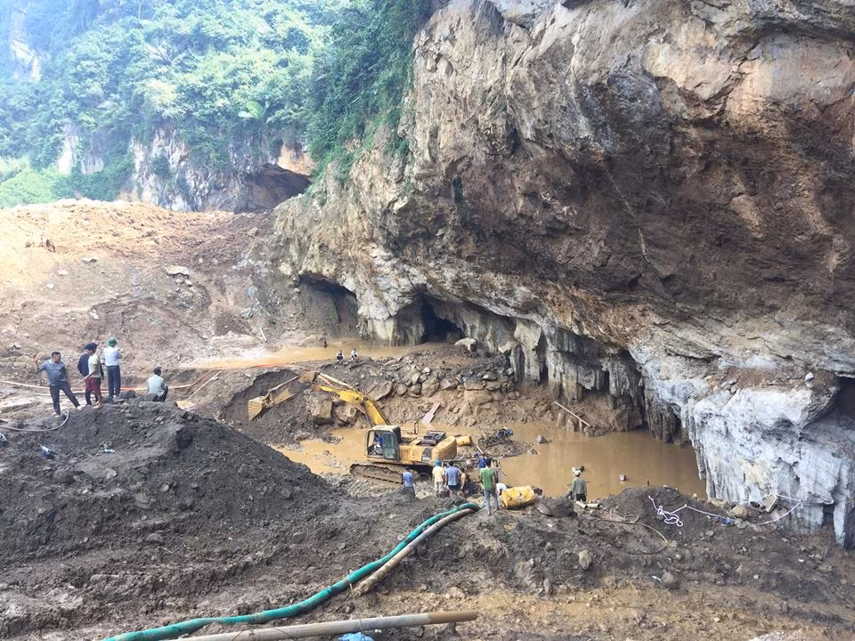 Tại hiện trường sáng 5/11, nhiều máy xúc, máy bơm nước hoạt động hết công suất để cứu hộ hai nạn nhân.