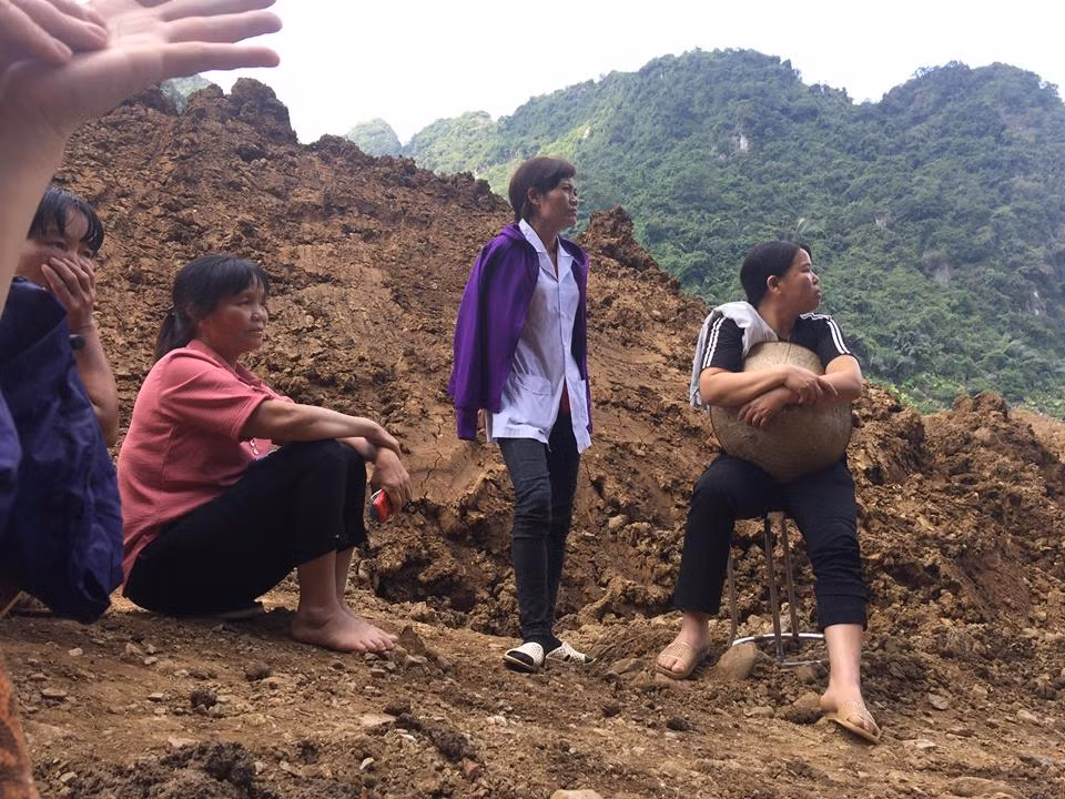 Một người dân địa phương (xin giấu tên) cho biết, trước đó, hàng ngày tại khu vực này có hàng chục công nhân hoạt động khai thác vàng cùng nhiều máy xúc, xe tải phục vụ khai thác rầm rộ. Chủ mỏ vàng là ông Bạch Xuân Hưng người địa phương.