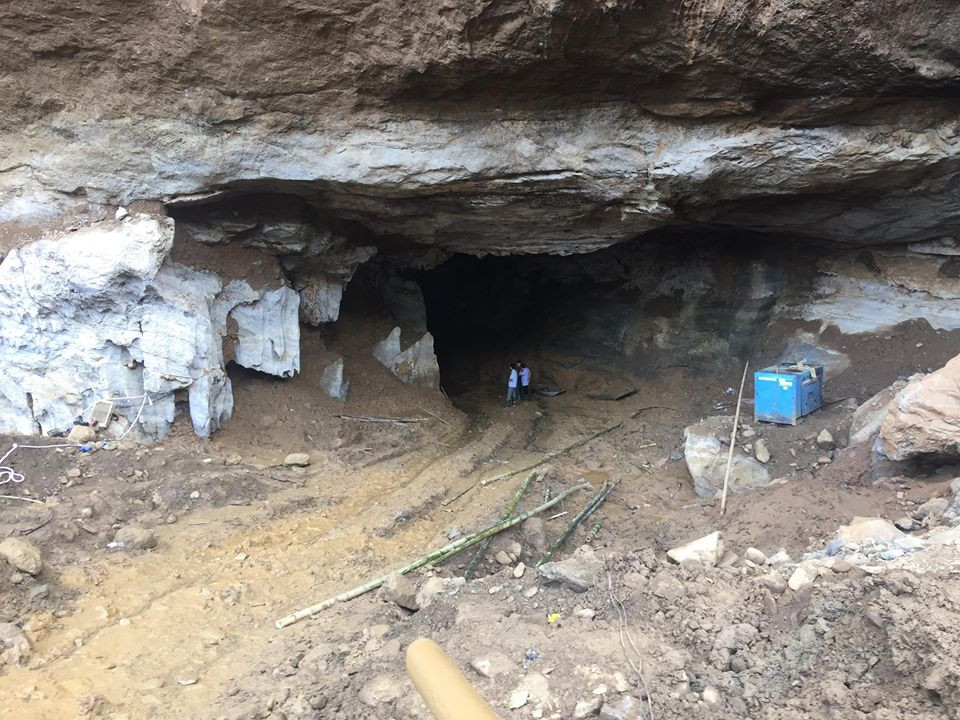 Sáng ngày 5/11, ông Bạch Bá Hán - Chủ tịch UBND xã Thanh Nông cho PV Kiến Thức biết, tính đến 9h45 sáng nay các lực lượng cứu hộ vẫn chưa tìm thấy hai phu vàng. Bây giờ đã hút được cạn nước trong hang nhưng lượng bùn, đất bên trong vẫn rất dày, cơ quan chức năng không thể vào được vị trí xác định khu vực có hai phu vàng.