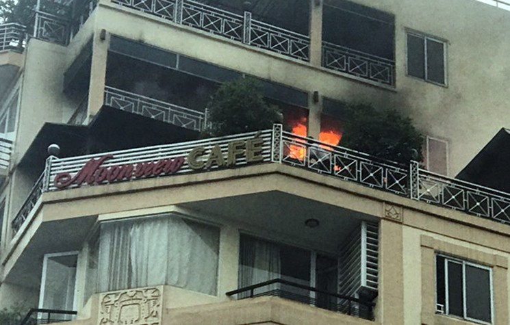 Liên quan đến vụ cháy khách sạn Moonview (địa chỉ số 61 phố Hàng Than, quận Ba Đình, TP Hà Nội), trao đổi với PV, lãnh đạo Đội Cảnh sát PCCC Công an quận Ba Đình (Hà Nội) cho biết, đến gần 7h00 sáng nay thì ngọn lửa đã khống chế, không lan sang khu vực khác.