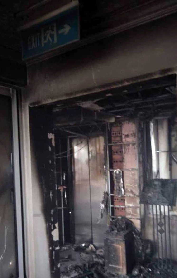 “Chúng tôi đã giải cứu thành công 6 người bị mắc kẹt bên trong vụ cháy và hướng dẫn 23 người khác thoát ra ngoài”, vị lãnh đạo Đội Cảnh sát PCCC Công an quận Ba Đình thông tin.