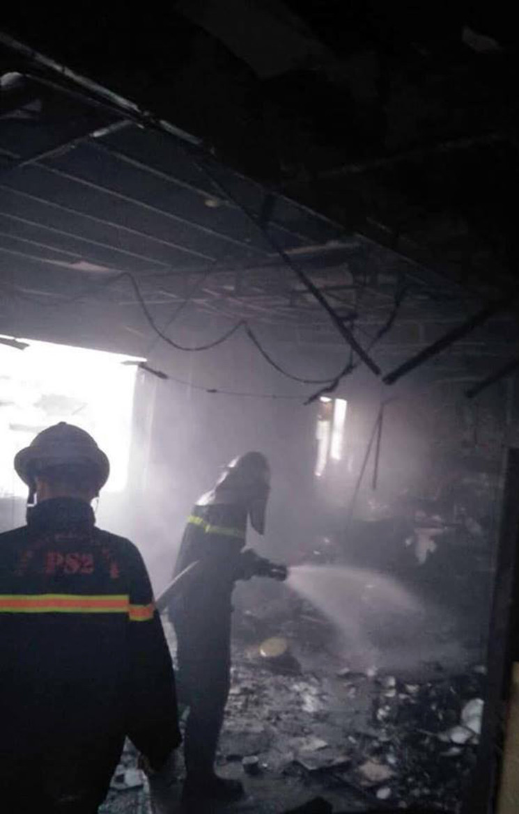 Theo vị lãnh đạo Cảnh sát PCCC, đơn vị đã phải điều động 4 xe chữa cháy chuyên dụng cùng nhiều cán bộ tới hiện trường để giải cứu và hướng dẫn những người bị mắc kẹt bên trong ra phía ngoài.