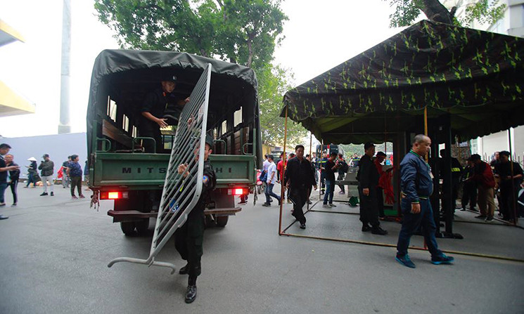 Cảnh sát nhanh chóng vào các vị trí, đồng thời lập hàng rào sắt chuẩn bị hạn chế các phương tiện di chuyển xung quanh khu vực bên ngoài sân vận động Hàng Đẫy.