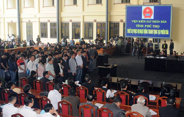 Quá trình làm thủ tục nữ Chủ tọa phiên tòa đã đề nghị kê băng ghế riêng dành cho các bị cáo có sức khỏe không tốt ngồi theo đề nghị của luật sư bào chữa cho bị cáo.