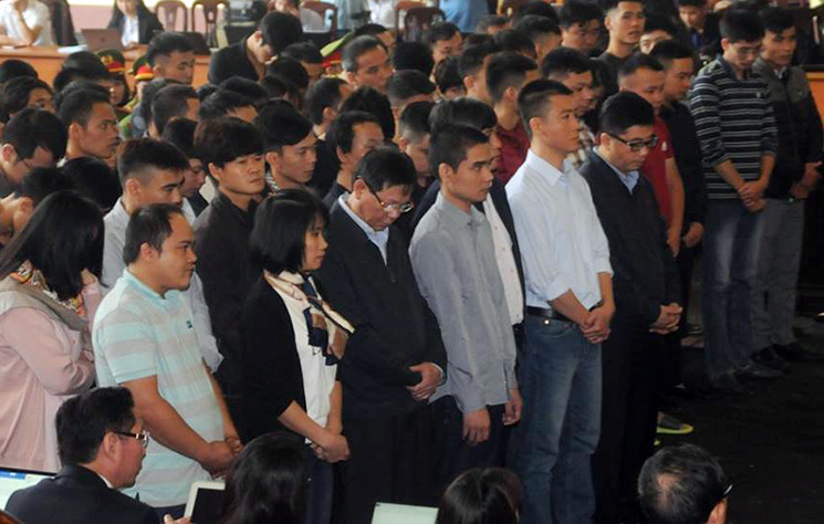 Trong số các bị cáo, thì ông Phan Văn Vĩnh luôn cúi gằm mặt xuống tại phiên xử.