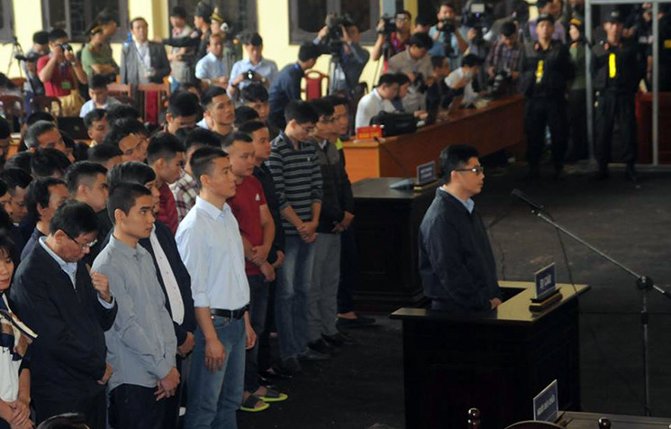 Người đầu tiên đứng vào bục khai báo là bị cáo Nguyễn Văn Dương (cựu Chủ tịch HĐQT Công ty TNHH đầu tư phát triển an ninh công nghệ cao) bị khởi tố 3 tội: Tổ chức đánh bạc, Đưa hối lộ và Rửa tiền.