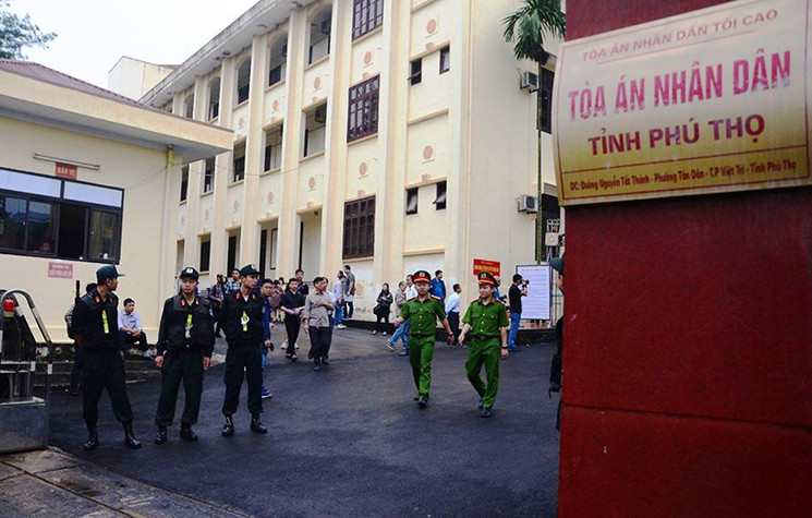 Để đảm bảo an ninh xuyên suốt phiên tòa khoảng 500 cảnh sát được huy động làm nhiệm vụ.