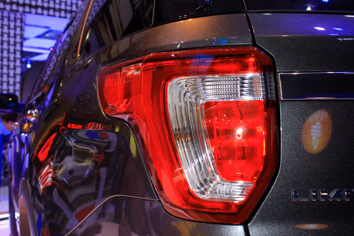 Phần đèn hậu có thiết kế khá tương đồng với đèn sương mù trước của xe cũng dạng chữ C. Xe có chiều dài tổng thể 5.037 mm, rộng 2.005 mm, cao 1.813 mm, chiều dài cơ sở 2.866 mm.