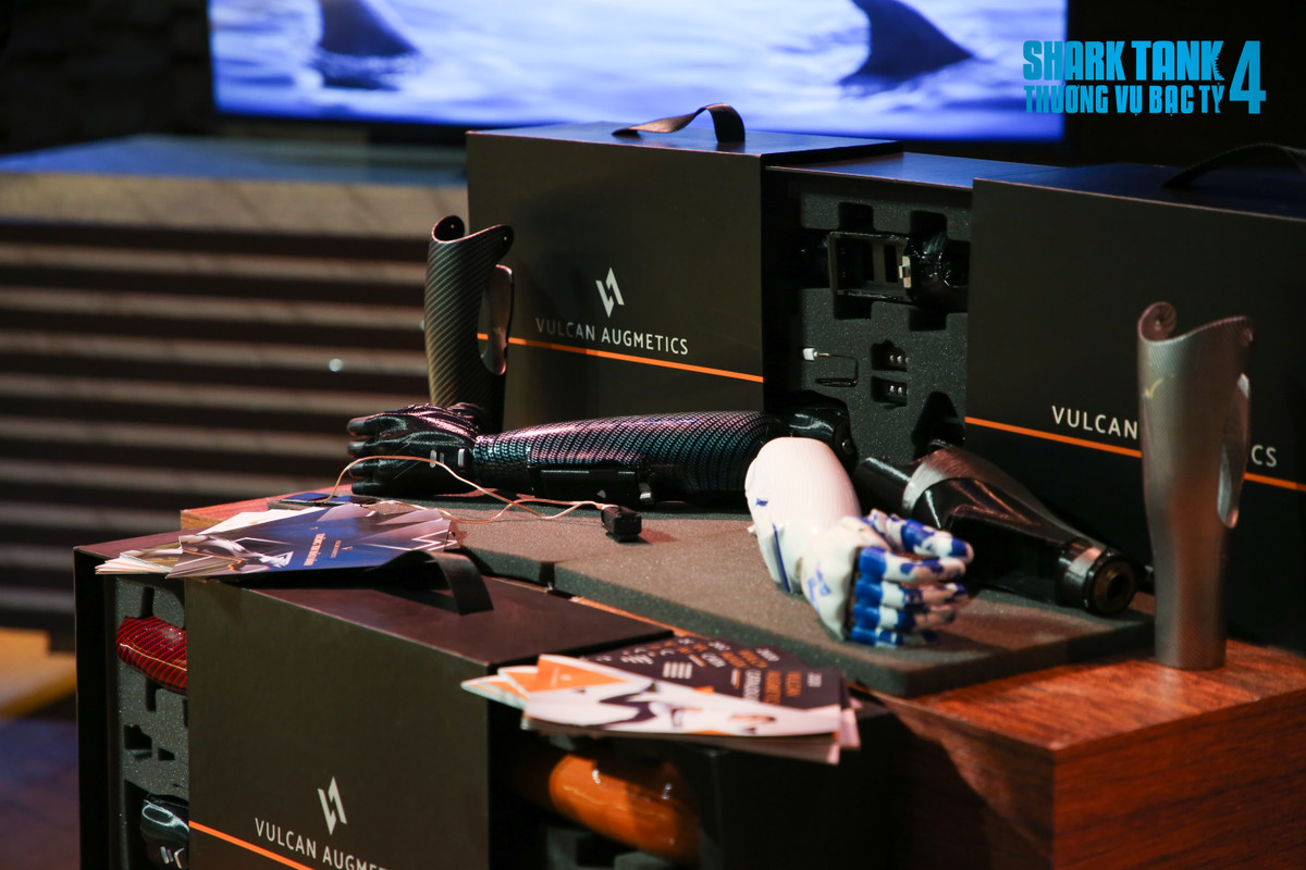 Startup tay robot “made in Vietnam” cho nguoi khuyet tat, Shark Lien “rot” ngay 5 ty