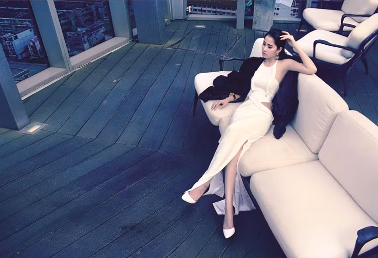 Trong thời gian vừa qua, Hoa khôi Nam Em đã thật sự chinh phục khán giả cả nước khi tham gia buổi diễn tại các chương trình sân khấu, truyền hình với những ca khúc mang dòng nhạc Cách mạng trong quân phục người lính. Giọng hát trong trẻo, truyền cảm của "Hoa khôi đồng bằng sông Cửu Long" đã nhận được sự cổ vũ nồng nhiệt của khán giả.