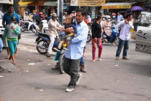 Be so sinh vang khoi bung me duoc lap chan tap di