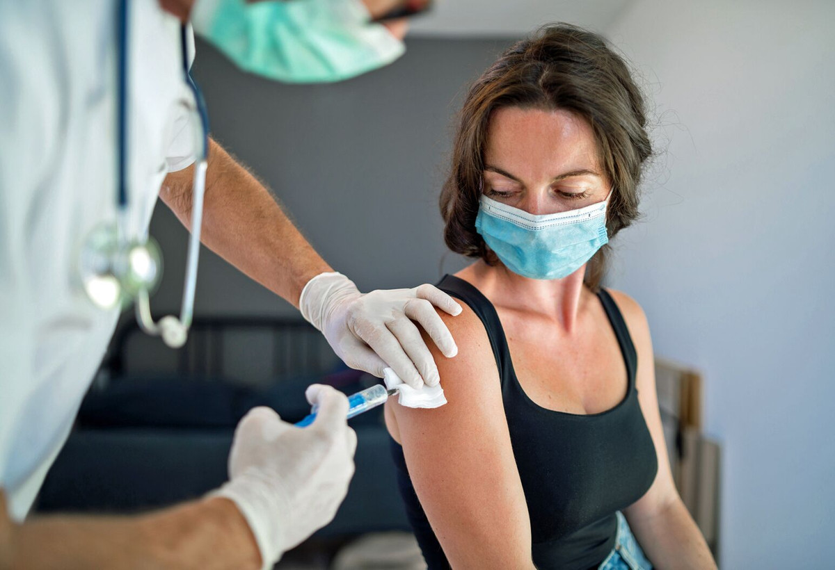 Những phản ứng này bao gồm sốt nhẹ trên dưới 38 độ, có thể kéo dài 1-2 ngày, mệt mỏi, ớn lạnh hoặc cảm thấy sốt, đau đầu, buồn nôn, đau khớp hoặc đau cơ, chỗ tiêm đau, nóng, đỏ, ngứa, sưng.