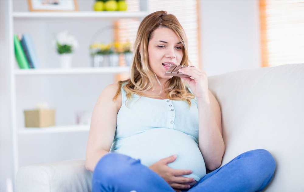 Thứ hai, nước ối bị nhiễm phân su. Khi thai được 20 tuần, thai nhi có thể tiết ra phân làm cho nước ối bị ô nhiễm, nhưng nó không gây ô nhiễm nghiêm trọng. Tuy nhiên, nếu thai nhi bị thiếu oxy có thể khiến hậu môn bị lỏng, dạ dày và ruột có phản ứng căng thẳng, lượng đại tiện tăng lên khiến nước ối bị ô nhiễm nghiêm trọng.